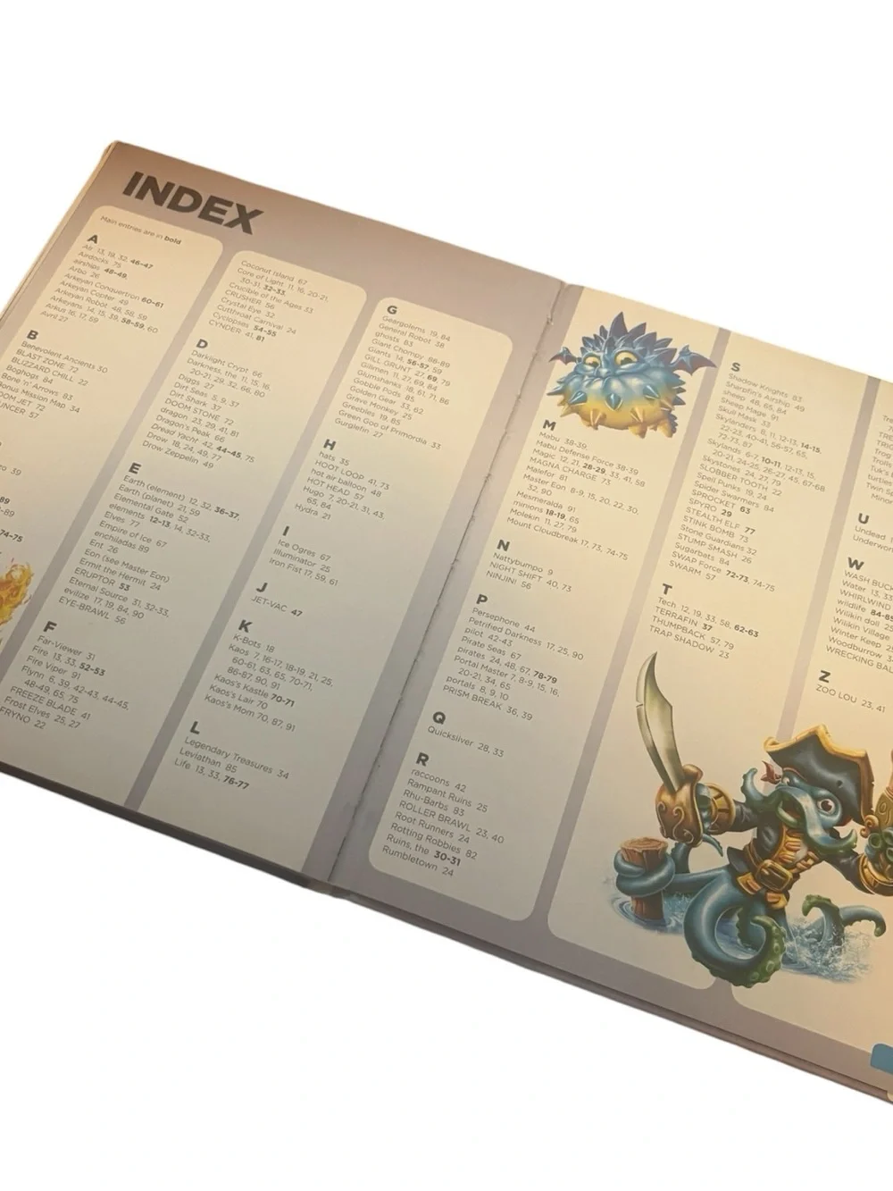 Skylanders Universe Chronicles Guide Book DK 2014 Heroes Elements Activison